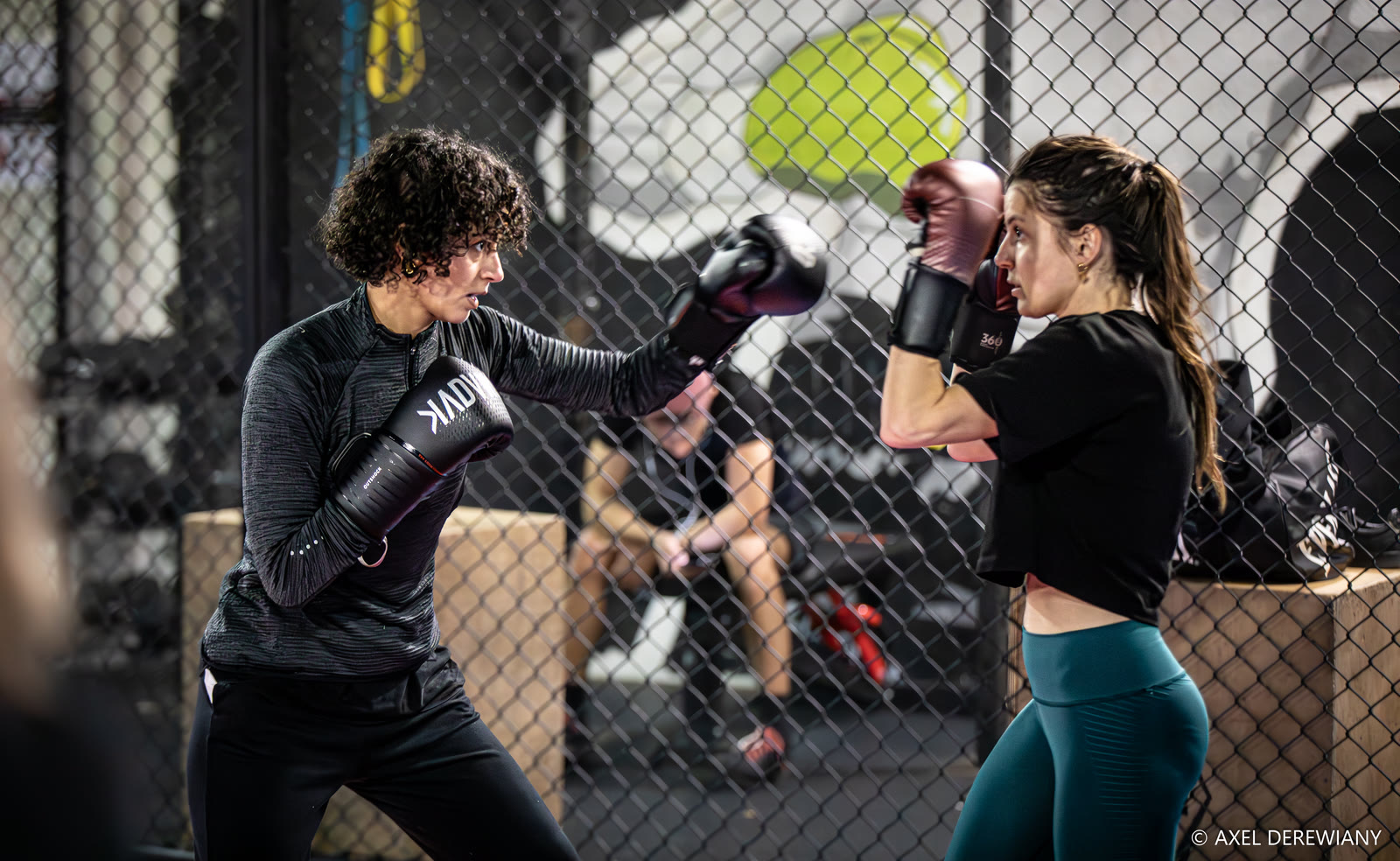 Échange technique entre deux boxeuses avec protections