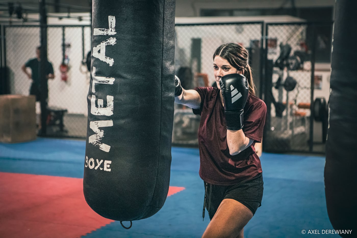 Séance de cardio boxe au sac de frappe