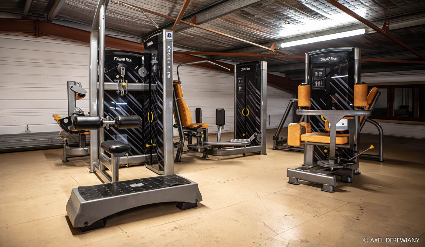Espace de renforcement musculaire d’une salle de boxe