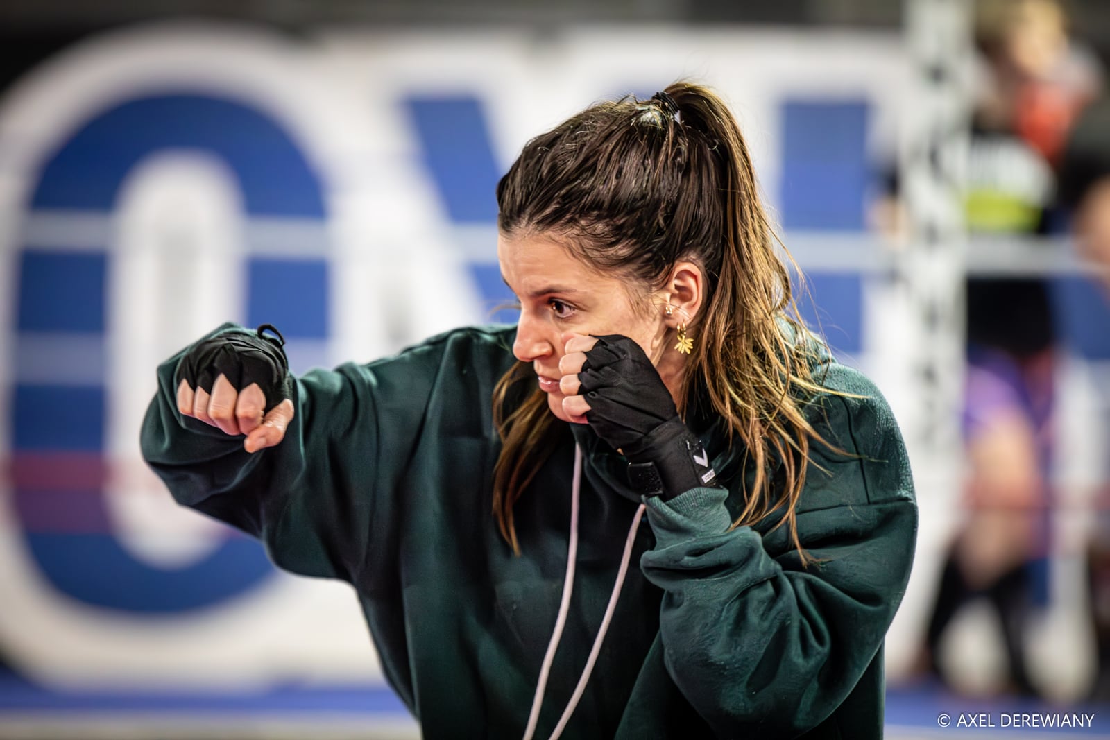 Boxeuse en garde, gants levés